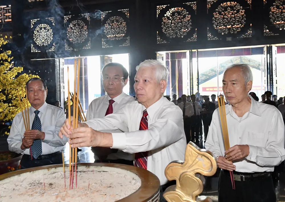 Nguyên Chủ tịch nước Nguyễn Minh Triết dâng hương. Ảnh: VIỆT DŨNG Nguyên Chủ tịch nước Nguyễn Minh Triết dâng hương. Ảnh: VIỆT DŨNG