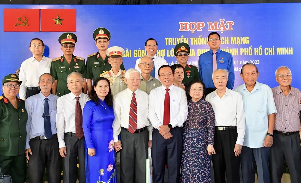 Nguyên Chủ tịch nước Nguyễn Minh Triết và Bí thư Thành ủy TPHCM Nguyễn Văn Nên cùng các đồng chí nguyên lãnh đạo Đảng, Nhà nước, lãnh đạo TPHCM đến dự họp mặt. Ảnh: VIỆT DŨNG