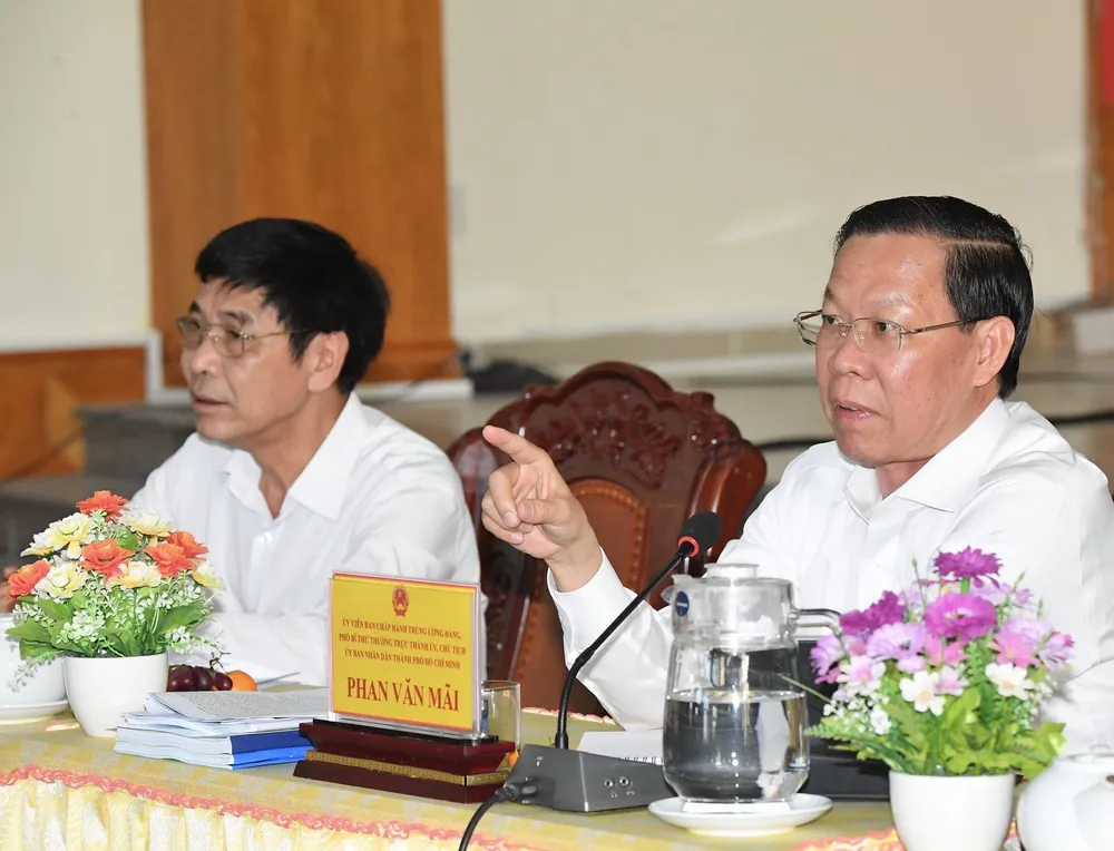 Chủ tịch UBND TPHCM nhấn mạnh, trong Nghị quyết 12 của Thành ủy TPHCM xác định du lịch là kinh tế mũi nhọn, hình thành các loại hình du lịch, dịch vụ phụ trợ kinh tế biển. Ảnh: VIỆT DŨNG Chủ tịch UBND TPHCM nhấn mạnh, trong Nghị quyết 12 của Thành ủy TPHCM xác định du lịch là kinh tế mũi nhọn, hình thành các loại hình du lịch, dịch vụ phụ trợ kinh tế biển. Ảnh: VIỆT DŨNG