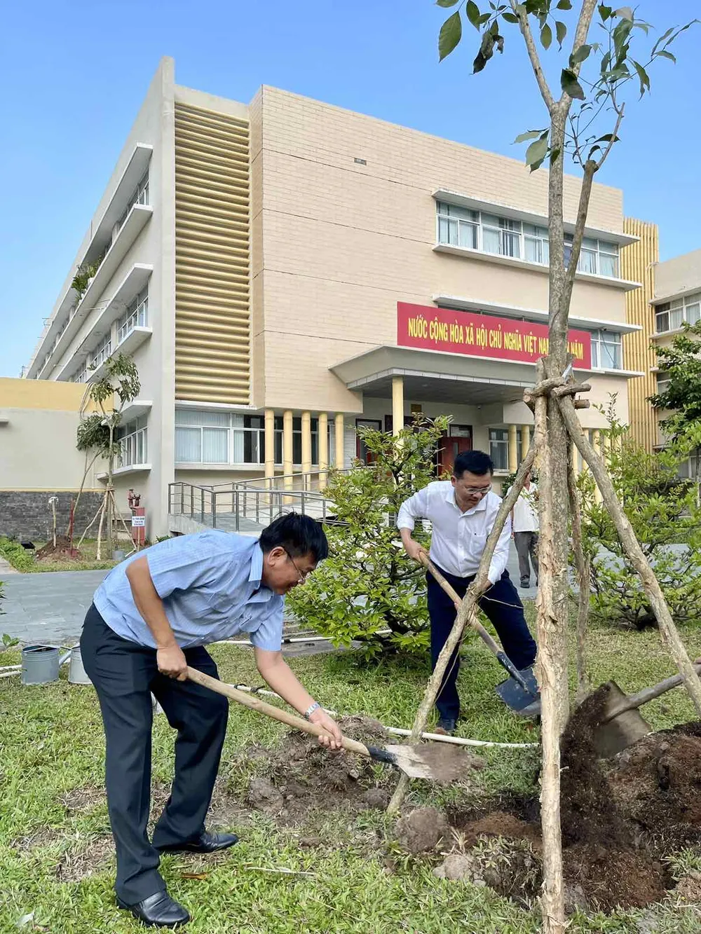Chủ tịch UBND huyện Bình Chánh Võ Đức Thanh (áo trắng) trồng cây trong khuôn viên UBND huyện. Ảnh: VIỆT DŨNG Chủ tịch UBND huyện Bình Chánh Võ Đức Thanh (áo trắng) trồng cây trong khuôn viên UBND huyện. Ảnh: VIỆT DŨNG