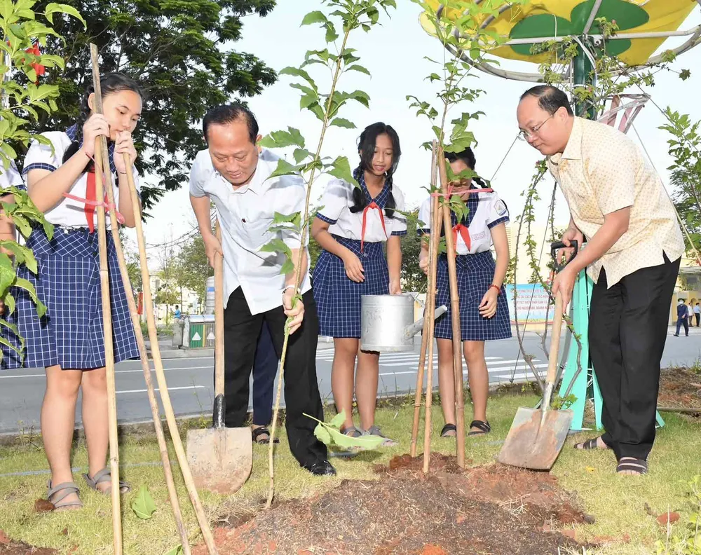 Tại lễ phát động trồng cây xanh, huyện Bình Chánh trồng hơn 2100 cây xanh trên nhiều tuyến đường. Ảnh: VIỆT DŨNG Tại lễ phát động trồng cây xanh, huyện Bình Chánh trồng hơn 2100 cây xanh trên nhiều tuyến đường. Ảnh: VIỆT DŨNG