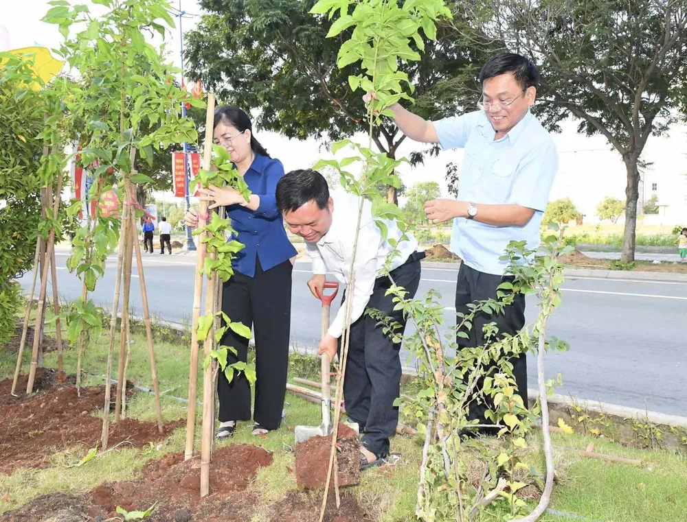 Lãnh đạo huyện Bình Chánh trồng cây xanh trên đường Tân Túc. Ảnh: VIỆT DŨNG Lãnh đạo huyện Bình Chánh trồng cây xanh trên đường Tân Túc. Ảnh: VIỆT DŨNG