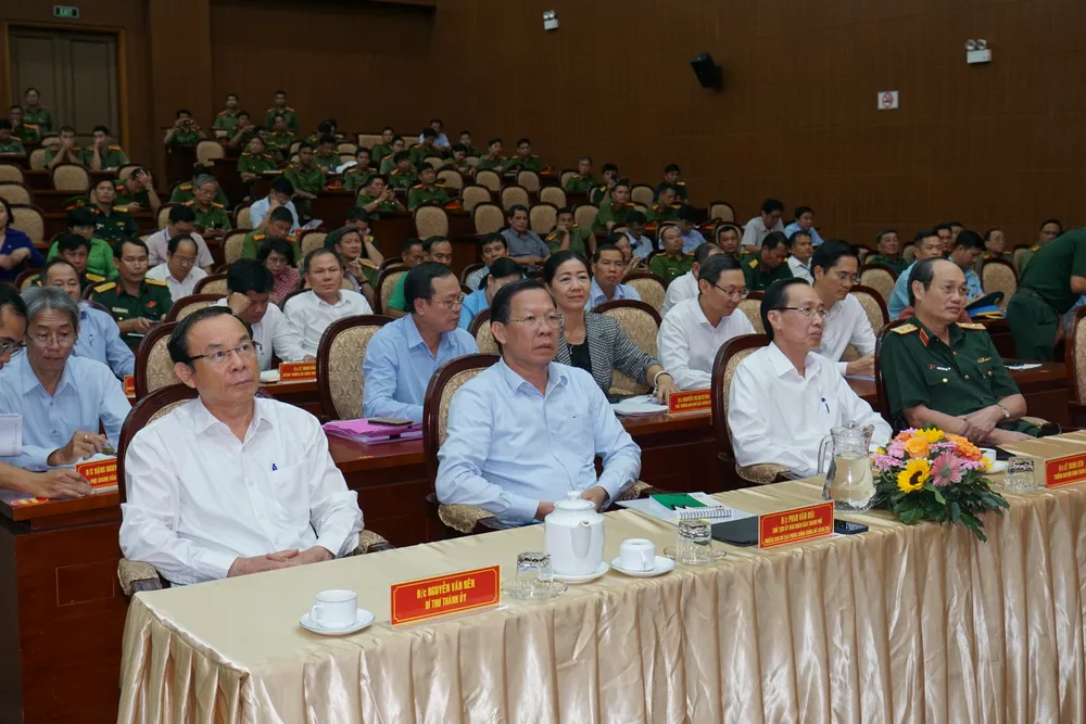 Bí thư Thành ủy TPHCM Nguyễn Văn Nên và Chủ tịch UBND TPHCM Phan Văn Mãi dự hội nghị. Ảnh: HOÀNG HÙNG Bí thư Thành ủy TPHCM Nguyễn Văn Nên và Chủ tịch UBND TPHCM Phan Văn Mãi dự hội nghị. Ảnh: HOÀNG HÙNG