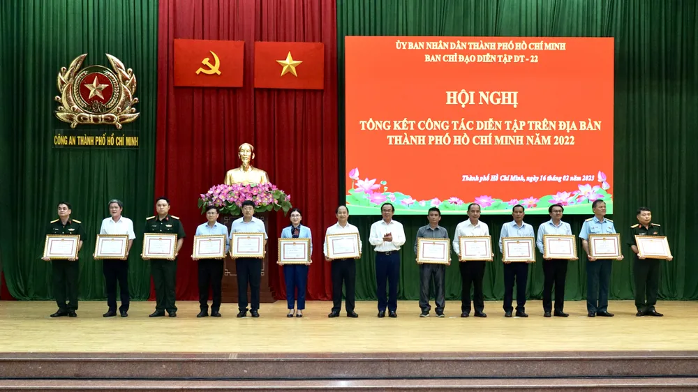 Bí thư Thành ủy TPHCM Nguyễn Văn Nên trao bằng khen cho các tập thể, cá nhân. Ảnh: HOÀNG HÙNG Bí thư Thành ủy TPHCM Nguyễn Văn Nên trao bằng khen cho các tập thể, cá nhân. Ảnh: HOÀNG HÙNG