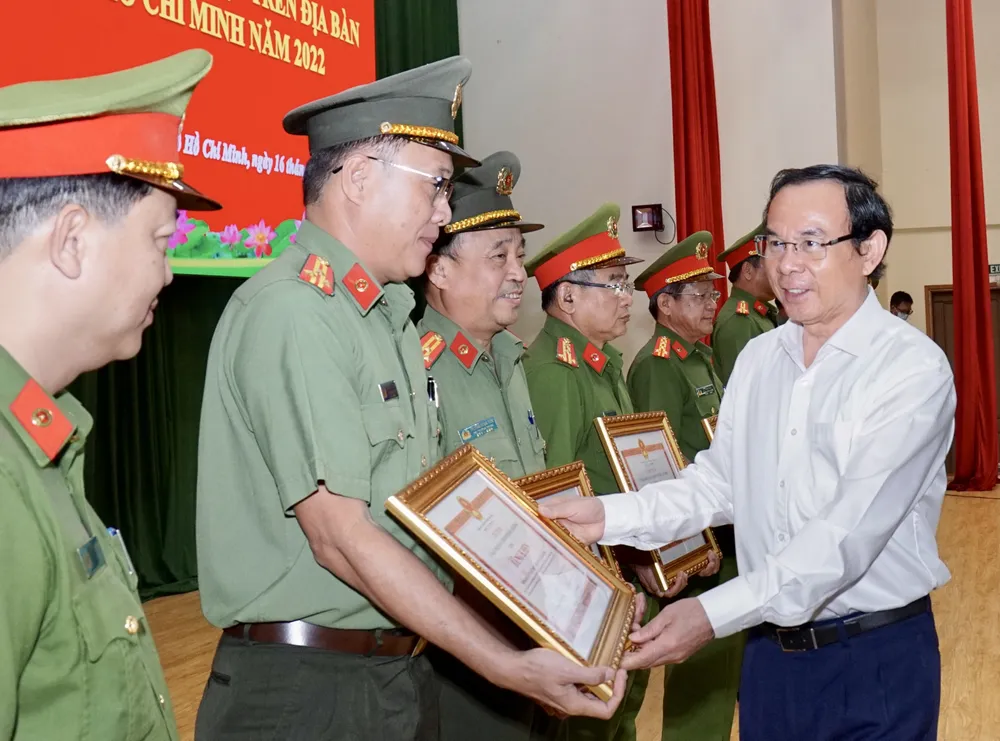 Bí thư Thành ủy TPHCM Nguyễn Văn Nên trao bằng khen cho các tập thể, cá nhân có thành tích xuất sắc trong công tác diễn tập. Ảnh: HOÀNG HÙNG Bí thư Thành ủy TPHCM Nguyễn Văn Nên trao bằng khen cho các tập thể, cá nhân có thành tích xuất sắc trong công tác diễn tập. Ảnh: HOÀNG HÙNG