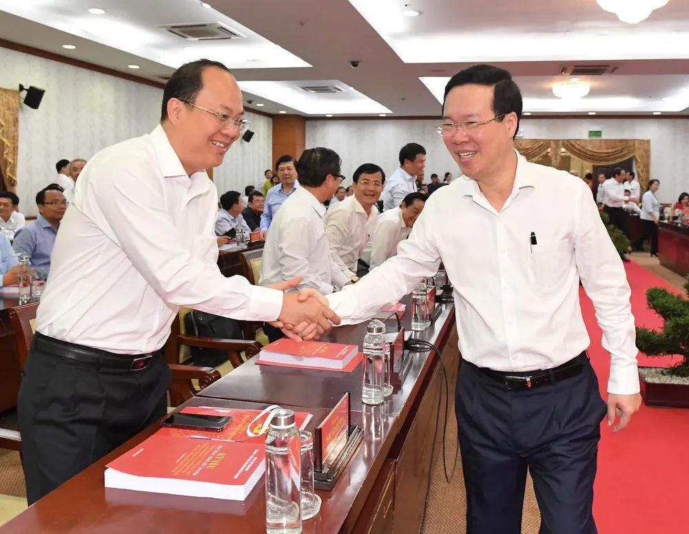 Thường trực Ban Bí thư Võ Văn Thưởng trao đổi với Phó Bí thư Thành ủy TPHCM Nguyễn Hồ Hải. Ảnh: VIỆT DŨNG