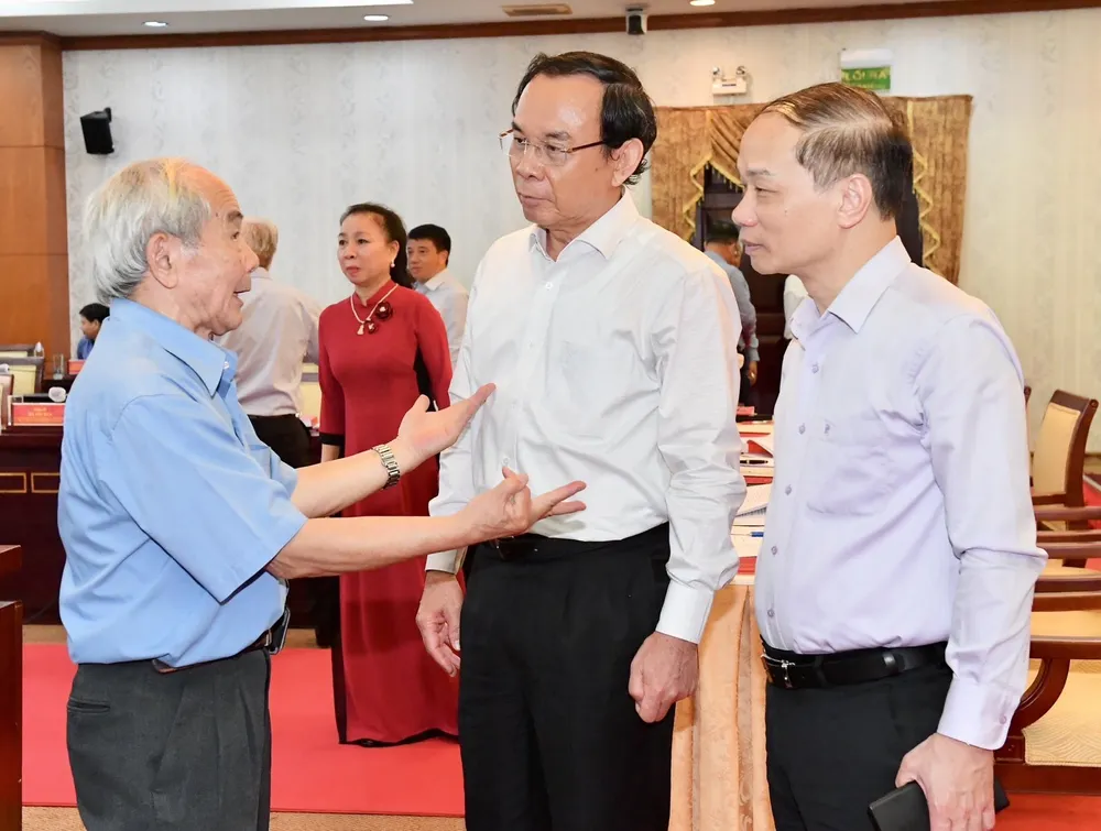 Bí thư Thành ủy TPHCM Nguyễn Văn Nên trao đổi với các đại biểu. Ảnh: VIỆT DŨNG Bí thư Thành ủy TPHCM Nguyễn Văn Nên trao đổi với các đại biểu. Ảnh: VIỆT DŨNG