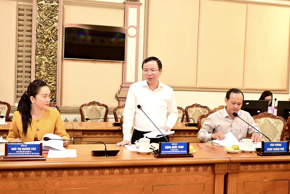 Chánh Văn phòng UBND TPHCM, Khối Trưởng Khối thi đua I Đặng Quốc Toàn phát biểu tại hội nghị. Ảnh: VĂN MINH