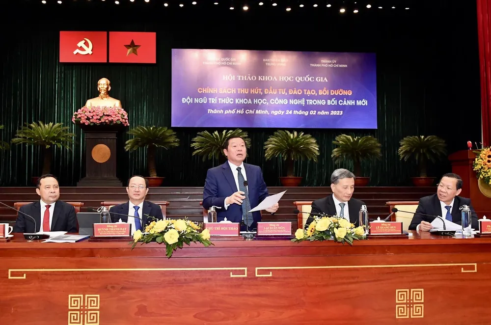 Phó Trưởng Ban Thường trực Ban Tuyên giáo Trung ương Lại Xuân Môn cùng các đồng chí chủ trì hội thảo. Ảnh: VIỆT DŨNG