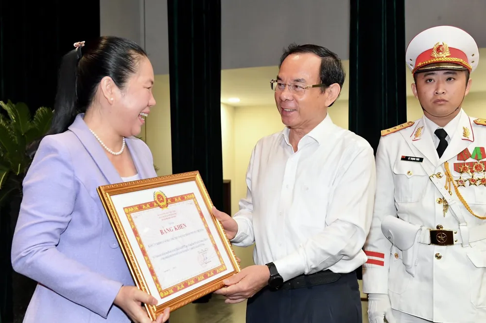 Bí thư Thành ủy TPHCM Nguyễn Văn Nên tặng bằng khen cho đại diện các tập thể. Ảnh: VIỆT DŨNG Bí thư Thành ủy TPHCM Nguyễn Văn Nên tặng bằng khen cho đại diện các tập thể. Ảnh: VIỆT DŨNG