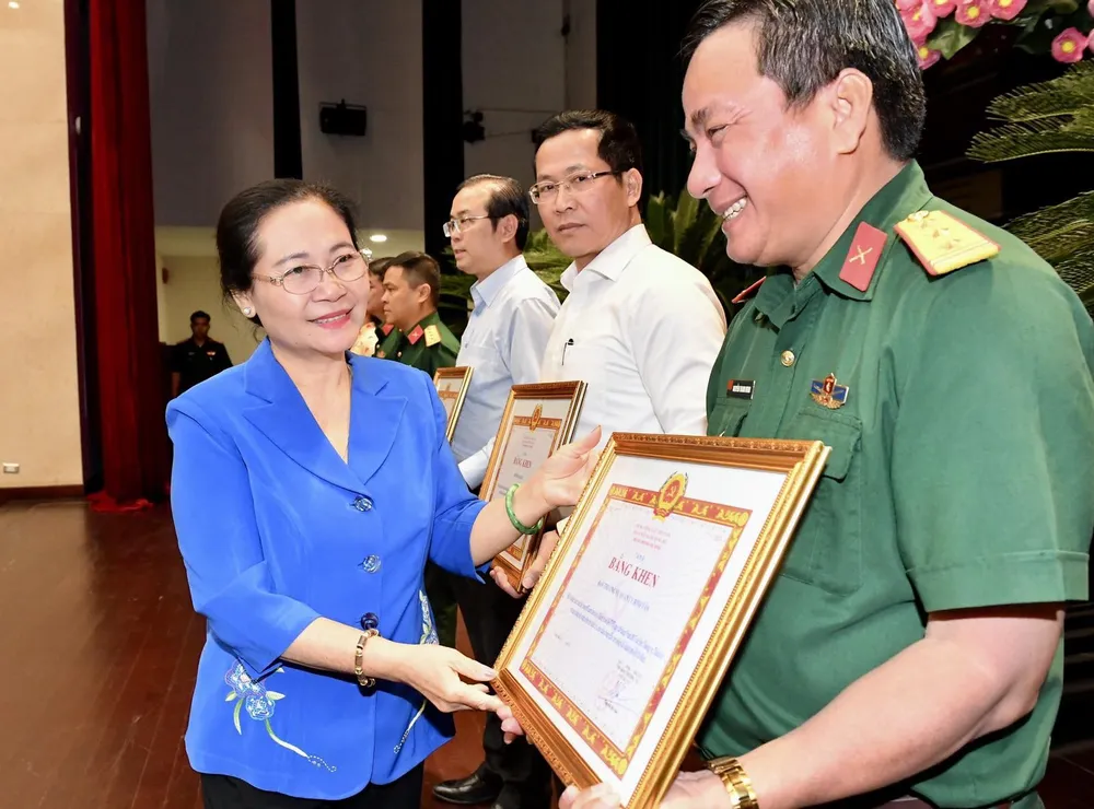 Chủ tịch HĐND TPHCM Nguyễn Thị Lệ trao bằng khen cho đại diện các tập thể. Ảnh: VIỆT DŨNG Chủ tịch HĐND TPHCM Nguyễn Thị Lệ trao bằng khen cho đại diện các tập thể. Ảnh: VIỆT DŨNG