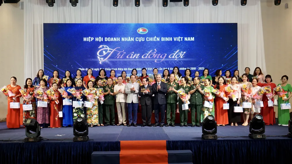 Bí thư Thành ủy TPHCM Nguyễn Văn Nên tặng hoa các đại biểu tham dự chương trình. Ảnh: HOÀNG HÙNG Bí thư Thành ủy TPHCM Nguyễn Văn Nên tặng hoa các đại biểu tham dự chương trình. Ảnh: HOÀNG HÙNG