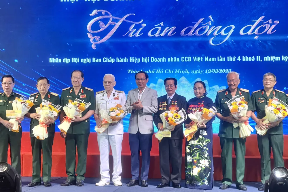 Bí thư Thành ủy TPHCM Nguyễn Văn Nên tặng hoa và quà tri ân các tướng lĩnh, Anh hùng lực lượng vũ trang, Anh hùng lao động có nhiều đóng góp trong quá trình xây dựng và phát triển Hiệp hội Doanh nhân Cựu chiến binh Việt Nam. Ảnh: HOÀNG HÙNG Bí thư Thành ủy TPHCM Nguyễn Văn Nên tặng hoa và quà tri ân các tướng lĩnh, Anh hùng lực lượng vũ trang, Anh hùng lao động có nhiều đóng góp trong quá trình xây dựng và phát triển Hiệp hội Doanh nhân Cựu chiến binh Việt Nam. Ảnh: HOÀNG HÙNG