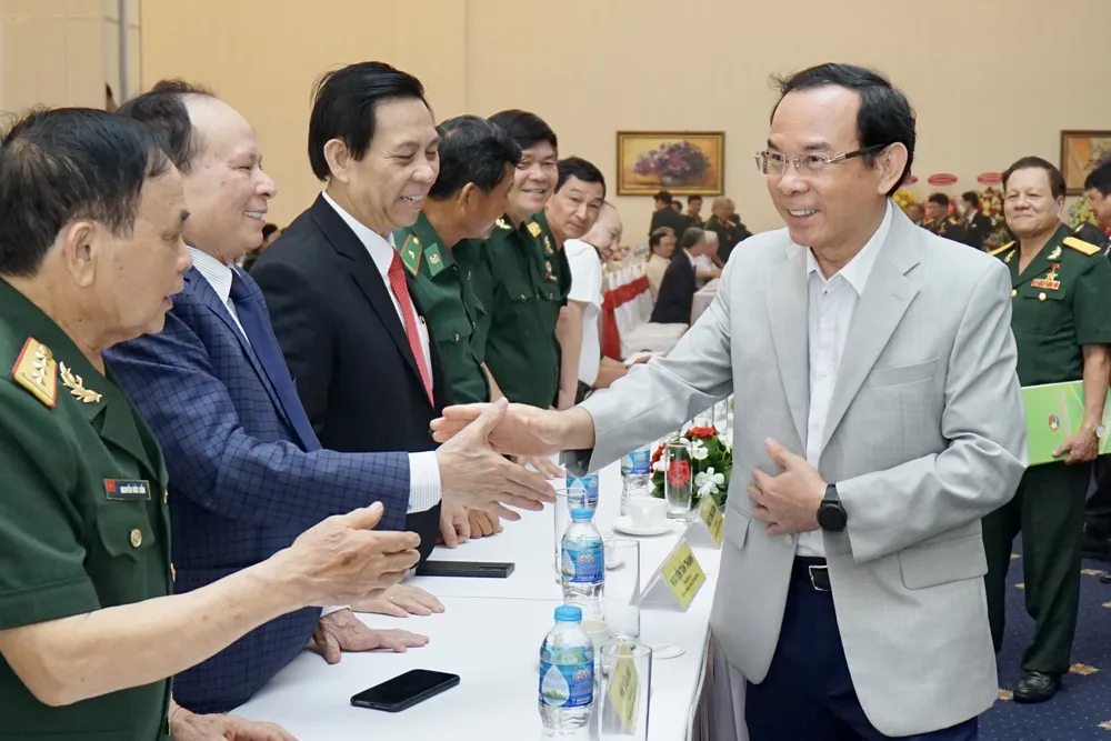 Bí thư Thành ủy TPHCM Nguyễn Văn Nên thăm hỏi các đồng chí cựu chiến binh, khách mời dự chương trình "Tri ân đồng đội". Ảnh: HOÀNG HÙNG Bí thư Thành ủy TPHCM Nguyễn Văn Nên thăm hỏi các đồng chí cựu chiến binh, khách mời dự chương trình "Tri ân đồng đội". Ảnh: HOÀNG HÙNG