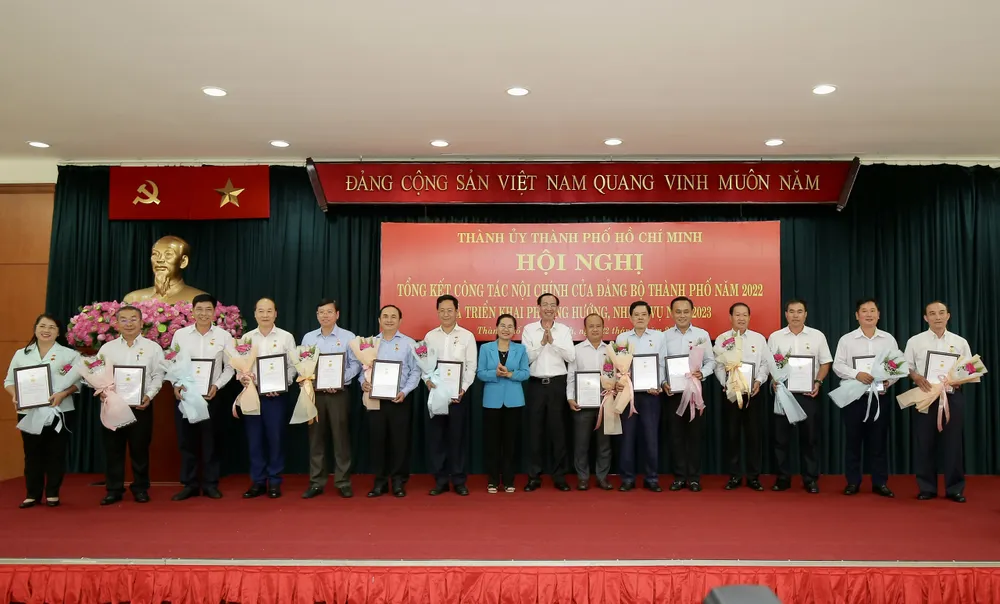 Chủ tịch HĐND TPHCM Nguyễn Thị Lệ và Trưởng Ban Nội chính Thành ủy TPHCM Lê Thanh Liêm trao kỷ niệm chương "Vì sự nghiệp Nội chính Đảng" của Trưởng Ban Nội chính Trung ương cho các cá nhân. Ảnh: DŨNG PHƯƠNG Chủ tịch HĐND TPHCM Nguyễn Thị Lệ và Trưởng Ban Nội chính Thành ủy TPHCM Lê Thanh Liêm trao kỷ niệm chương "Vì sự nghiệp Nội chính Đảng" của Trưởng Ban Nội chính Trung ương cho các cá nhân. Ảnh: DŨNG PHƯƠNG