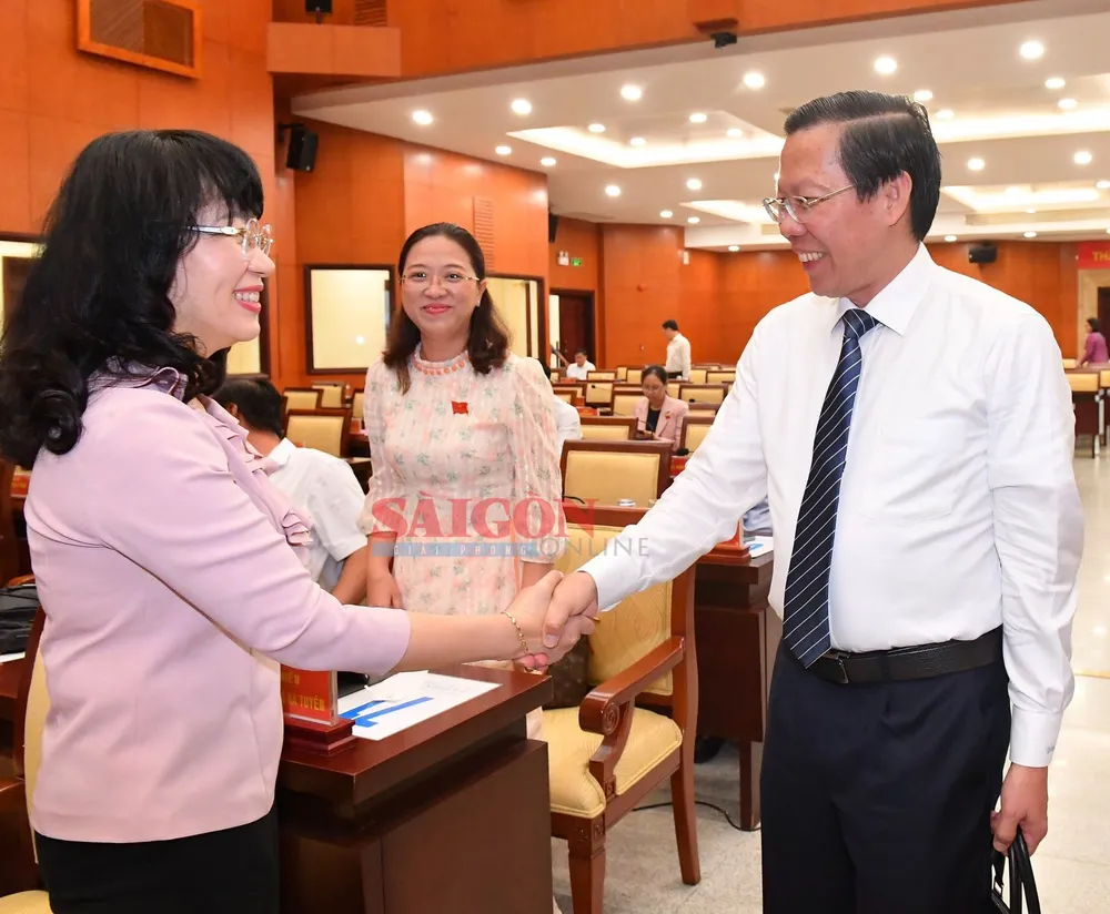 Chủ tịch UBND TPHCM Phan Văn Mãi trao đổi với các đại biểu. Ảnh: VIỆT DŨNG