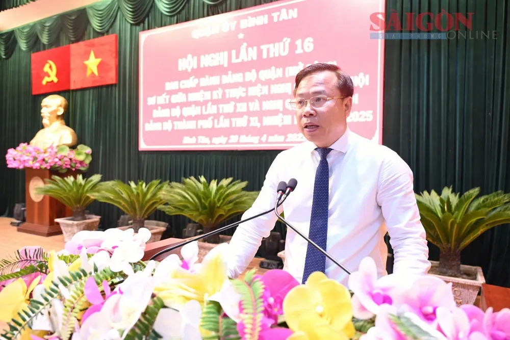 Bí thư Quận ủy quận Bình Tân Huỳnh Khắc Điệp phát biểu khai mạc hội nghị. Ảnh: VĂN MINH