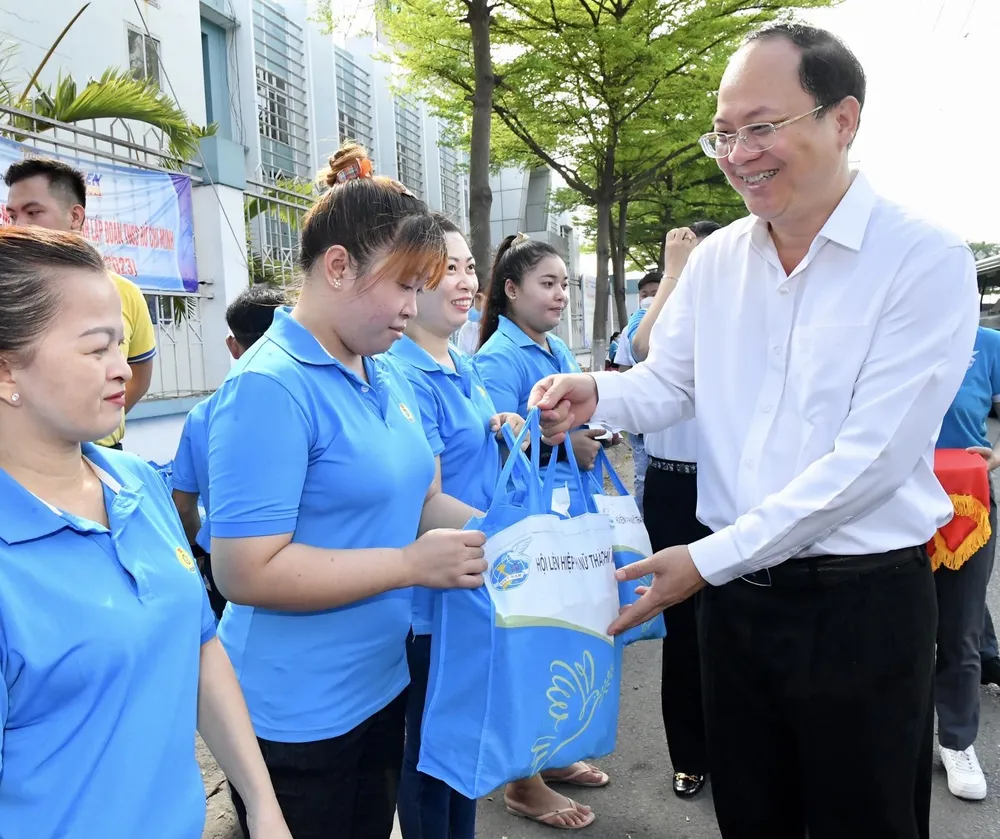 Phó Bí thư Thành ủy TPHCM Nguyễn Hồ Hải tặng quà đến nữ công nhân. Ảnh: VIỆT DŨNG Phó Bí thư Thành ủy TPHCM Nguyễn Hồ Hải tặng quà đến nữ công nhân. Ảnh: VIỆT DŨNG