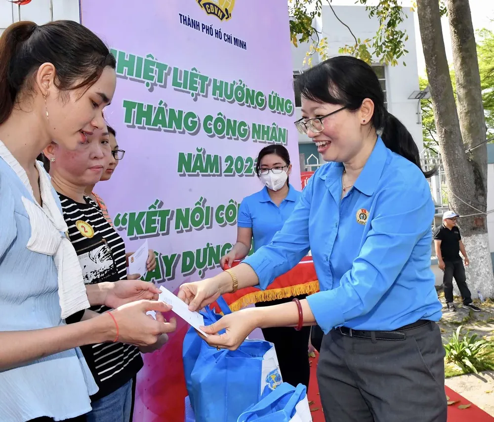 Chủ tịch Liên đoàn Lao động TPHCM Trần Thị Diệu Thúy trao quà đến nữ công nhân. Ảnh: VIỆT DŨNG Chủ tịch Liên đoàn Lao động TPHCM Trần Thị Diệu Thúy trao quà đến nữ công nhân. Ảnh: VIỆT DŨNG
