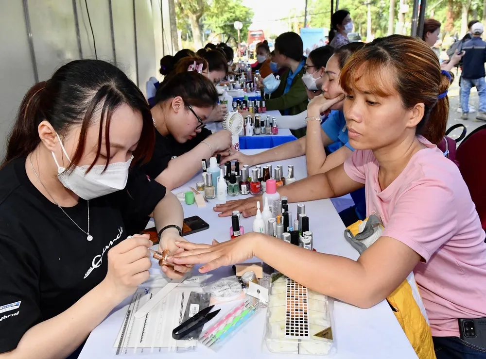 Nữ công nhân tham gia ngày hội. Ảnh: VIỆT DŨNG Nữ công nhân tham gia ngày hội. Ảnh: VIỆT DŨNG