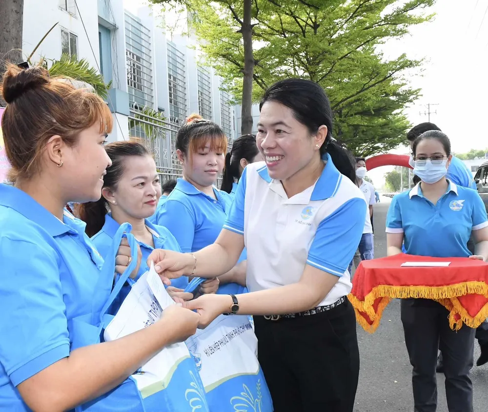 Chủ tịch Hội Liên hiệp Phụ nữ TPHCM Nguyễn Trần Phượng Trân trao quà đến nữ công nhân trong ngày hội. Ảnh: VIỆT DŨNG Chủ tịch Hội Liên hiệp Phụ nữ TPHCM Nguyễn Trần Phượng Trân trao quà đến nữ công nhân trong ngày hội. Ảnh: VIỆT DŨNG