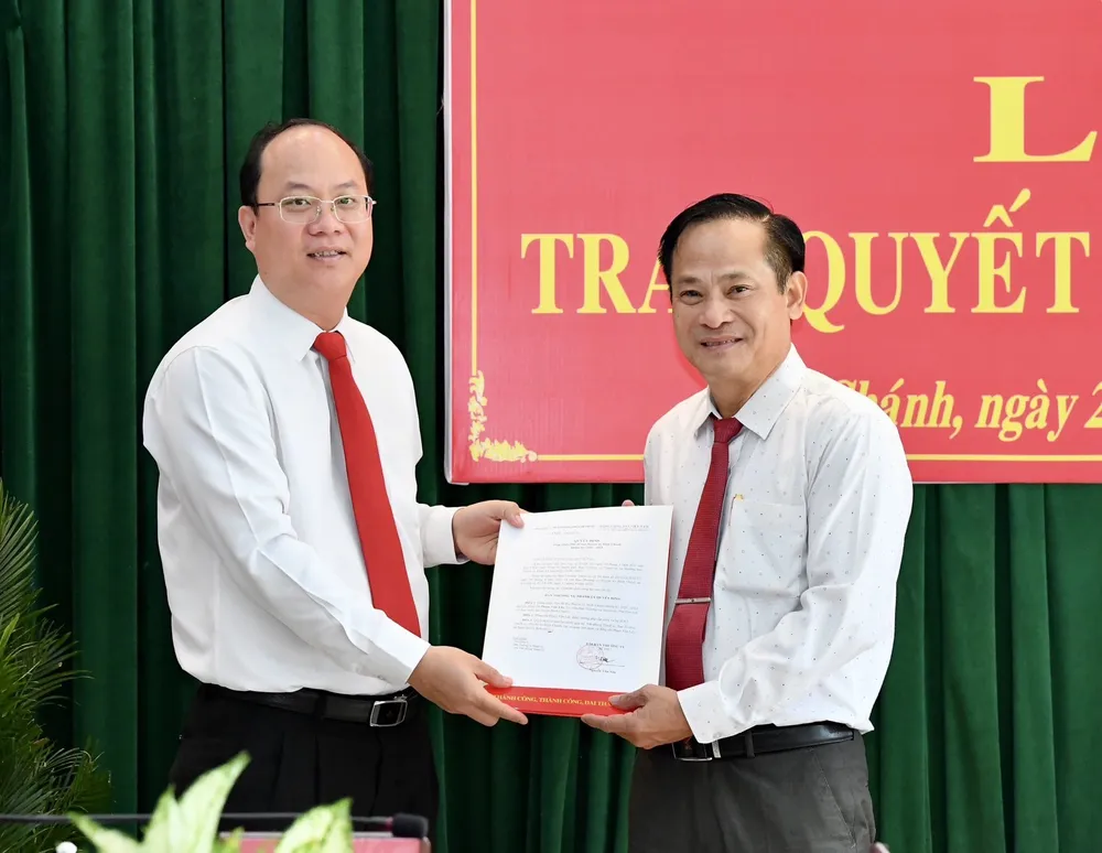 Phó Bí thư Thành ủy TPHCM Nguyễn Hồ Hải trao quyết định của Ban Thường vụ Thành ủy TPHCM. Ảnh: VIỆT DŨNG