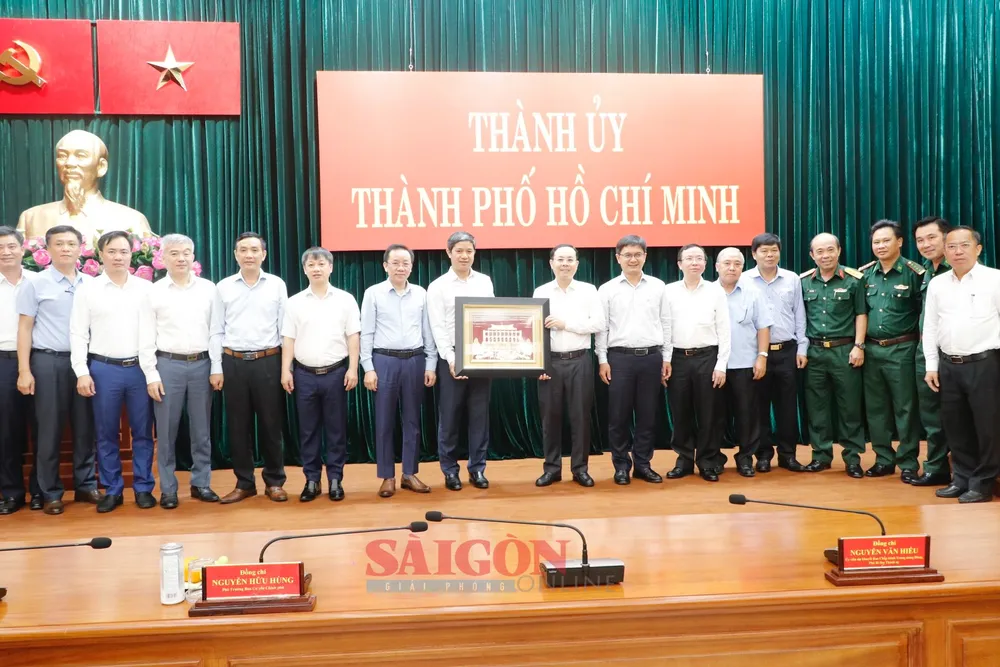 Đoàn công tác của Ban Cơ yếu Chính phủ làm việc với Thành ủy TPHCM về công tác cơ yếu, công tác bảo mật, an toàn thông tin. Ảnh: VĂN MINH Đoàn công tác của Ban Cơ yếu Chính phủ làm việc với Thành ủy TPHCM về công tác cơ yếu, công tác bảo mật, an toàn thông tin. Ảnh: VĂN MINH