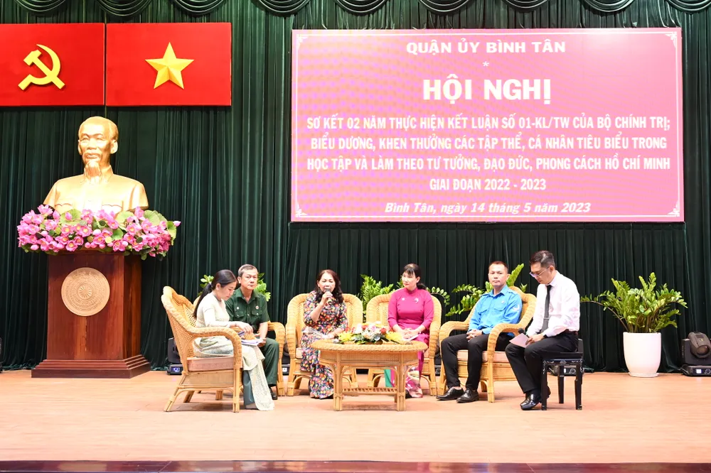 Giao lưu với gương tiêu biểu trong học tập và làm theo tư tưởng, đạo đức, phong cách Hồ Chí Minh. Ảnh: VĂN MINH Giao lưu với gương tiêu biểu trong học tập và làm theo tư tưởng, đạo đức, phong cách Hồ Chí Minh. Ảnh: VĂN MINH