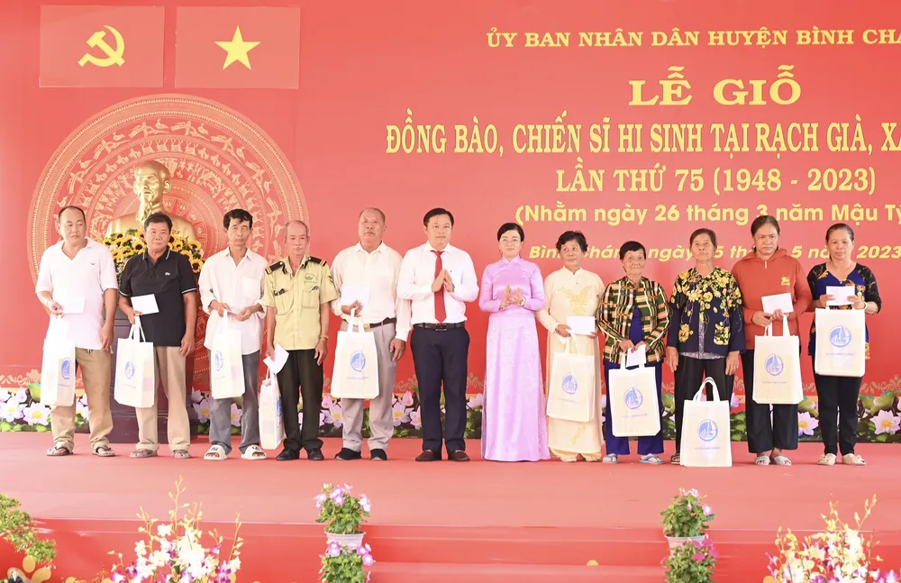 Chủ tịch Ủy ban MTTQ Việt Nam huyện Bình Chánh Huỳnh Văn Phạm Hồng và Phó Chủ tịch UBND huyện Bình Chánh Phan Thị Cẩm Nhung trao quà cho gia đình chính sách khó khăn. Ảnh: VĂN MINH Chủ tịch Ủy ban MTTQ Việt Nam huyện Bình Chánh Huỳnh Văn Phạm Hồng và Phó Chủ tịch UBND huyện Bình Chánh Phan Thị Cẩm Nhung trao quà cho gia đình chính sách khó khăn. Ảnh: VĂN MINH