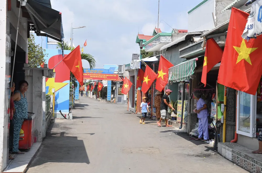 Người dân xã đảo Thạnh An vui mừng khi xã đảo thay đổi diện mạo mới. Ảnh: VIỆT DŨNG Người dân xã đảo Thạnh An vui mừng khi xã đảo thay đổi diện mạo mới. Ảnh: VIỆT DŨNG