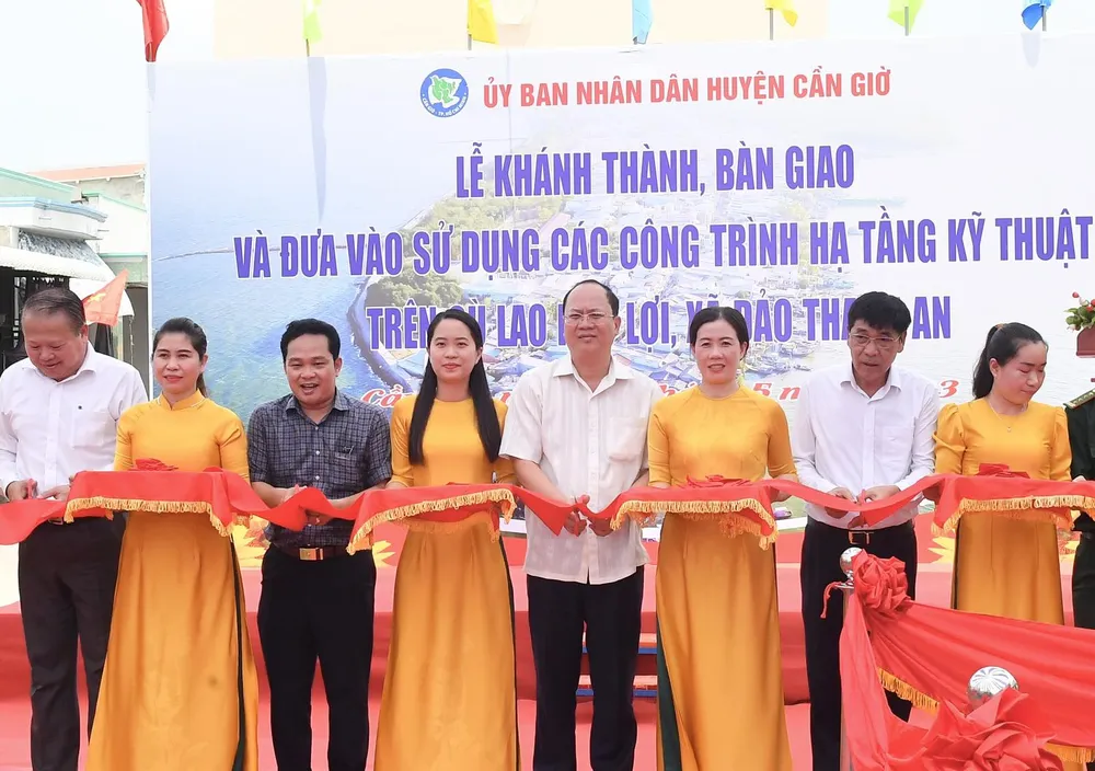 Phó Bí thư Thành ủy TPHCM Nguyễn Hồ Hải cùng các đồng chí dự lễ cắt băng khánh thành các công trình hạ tầng kỹ thuật. Ảnh: VIỆT DŨNG Phó Bí thư Thành ủy TPHCM Nguyễn Hồ Hải cùng các đồng chí dự lễ cắt băng khánh thành các công trình hạ tầng kỹ thuật. Ảnh: VIỆT DŨNG