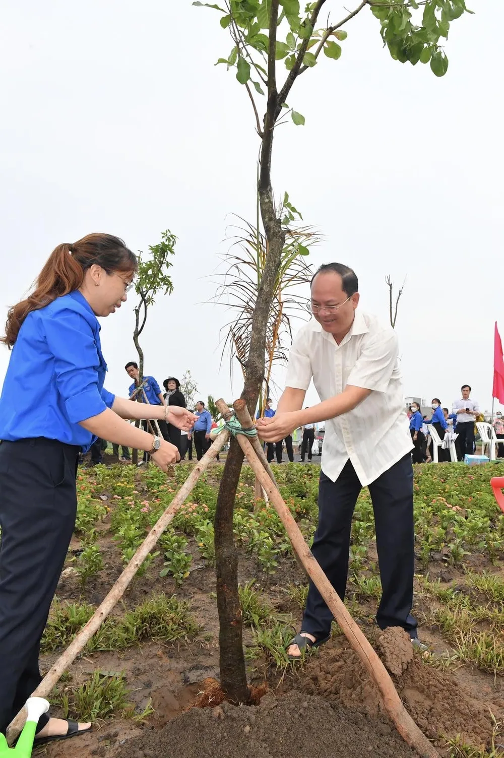 Đồng chí Nguyễn Hồ Hải tham gia trồng cây xanh tại huyện Nhà Bè. Ảnh: VIỆT DŨNG Đồng chí Nguyễn Hồ Hải tham gia trồng cây xanh tại huyện Nhà Bè. Ảnh: VIỆT DŨNG