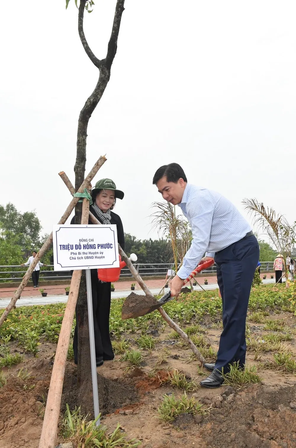 Chủ tịch UBND huyện Nhà Bè Triệu Đỗ Hồng Phước tham gia trồng cây xanh. Ảnh: VIỆT DŨNG Chủ tịch UBND huyện Nhà Bè Triệu Đỗ Hồng Phước tham gia trồng cây xanh. Ảnh: VIỆT DŨNG