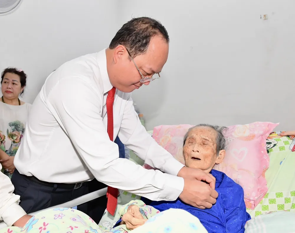 Phó Bí thư Thành ủy TPHCM Nguyễn Hồ Hải trao Huy hiệu 65 năm tuổi Đảng đến đồng chí Trương Thị Tím. Ảnh: VIỆT DŨNG Phó Bí thư Thành ủy TPHCM Nguyễn Hồ Hải trao Huy hiệu 65 năm tuổi Đảng đến đồng chí Trương Thị Tím. Ảnh: VIỆT DŨNG