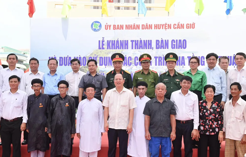 Phó Bí thư Thành ủy TPHCM Nguyễn Hồ Hải cùng các đại biểu dự lễ khánh thành. Ảnh: VIỆT DŨNG Phó Bí thư Thành ủy TPHCM Nguyễn Hồ Hải cùng các đại biểu dự lễ khánh thành. Ảnh: VIỆT DŨNG