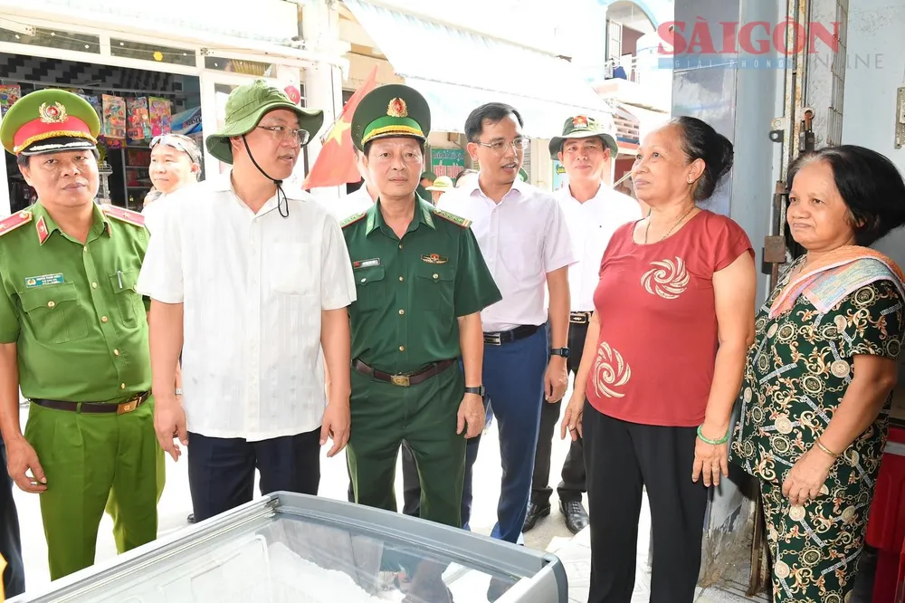 Phó Bí thư Thành ủy TPHCM Nguyễn Hồ Hải thăm hỏi đời sống người dân xã đảo Thạnh An. Ảnh: VIỆT DŨNG Phó Bí thư Thành ủy TPHCM Nguyễn Hồ Hải thăm hỏi đời sống người dân xã đảo Thạnh An. Ảnh: VIỆT DŨNG