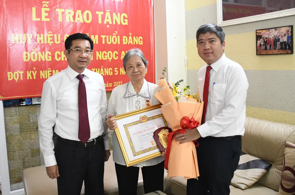 Đồng chí Dương Ngọc Hải và đồng chí Nguyễn Việt Quế Sơn trao Huy hiệu 60 năm tuổi Đảng đến đồng chí Lâm Ngọc Anh