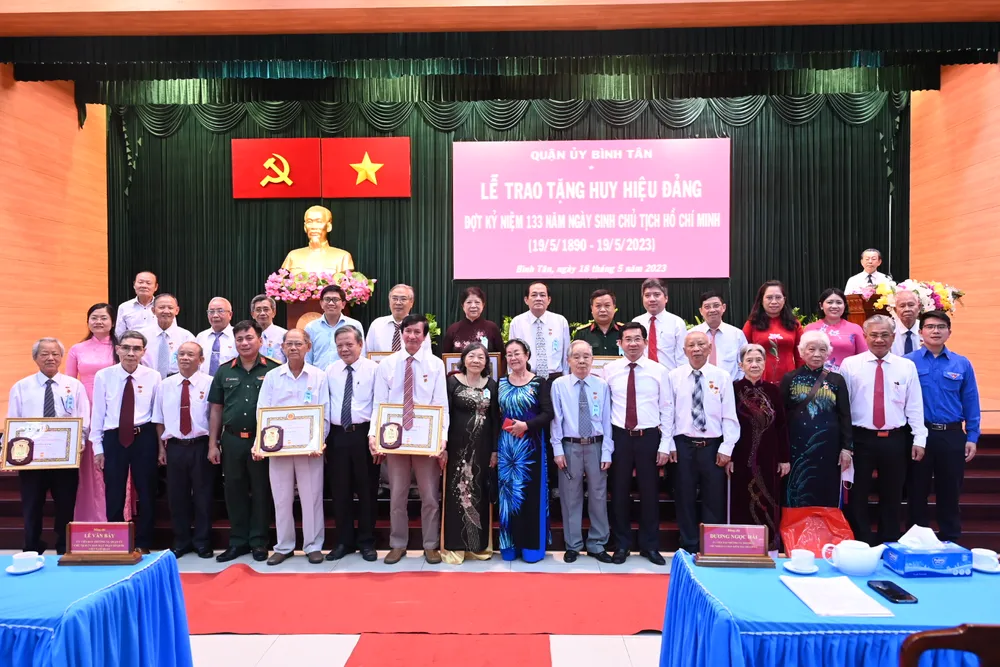 Ngày 18-5, Ban Thường vụ Quận ủy quận Bình Tân tổ chức lễ trao Huy hiệu Đảng. Ảnh: VĂN MINH