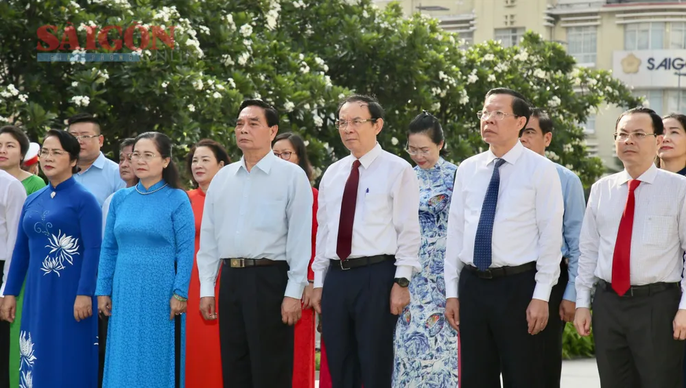 Đoàn đại biểu TPHCM tưởng niệm Chủ tịch Hồ Chí Minh tại Công viên Tượng đài Chủ tịch Hồ Chí Minh. Ảnh: HOÀNG HÙNG Đoàn đại biểu TPHCM tưởng niệm Chủ tịch Hồ Chí Minh tại Công viên Tượng đài Chủ tịch Hồ Chí Minh. Ảnh: HOÀNG HÙNG