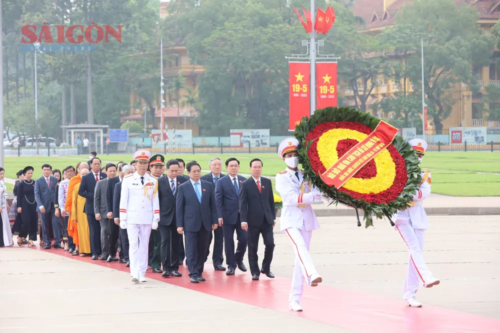 Chủ tịch nước Võ Văn Thưởng, Thủ tướng Phạm Minh Chính và Chủ tịch Quốc hội Vương Đình Huệ cùng các đồng chí lãnh đạo Đảng, Nhà nước, MTTQ Việt Nam và Đại biểu Quốc hội đặt vòng hoa và vào Lăng viếng Chủ tịch Hồ Chí Minh. Ảnh: QUANG PHÚC