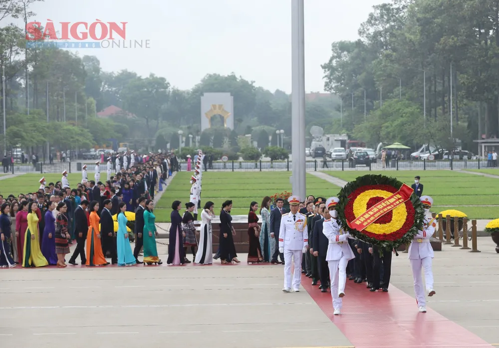Các đồng chí lãnh đạo Đảng, Nhà nước, Mặt trận Tổ quốc Việt Nam cùng Đại biểu Quốc hội đặt vòng hoa và vào Lăng viếng Chủ tịch Hồ Chí Minh. Ảnh: QUANG PHÚC