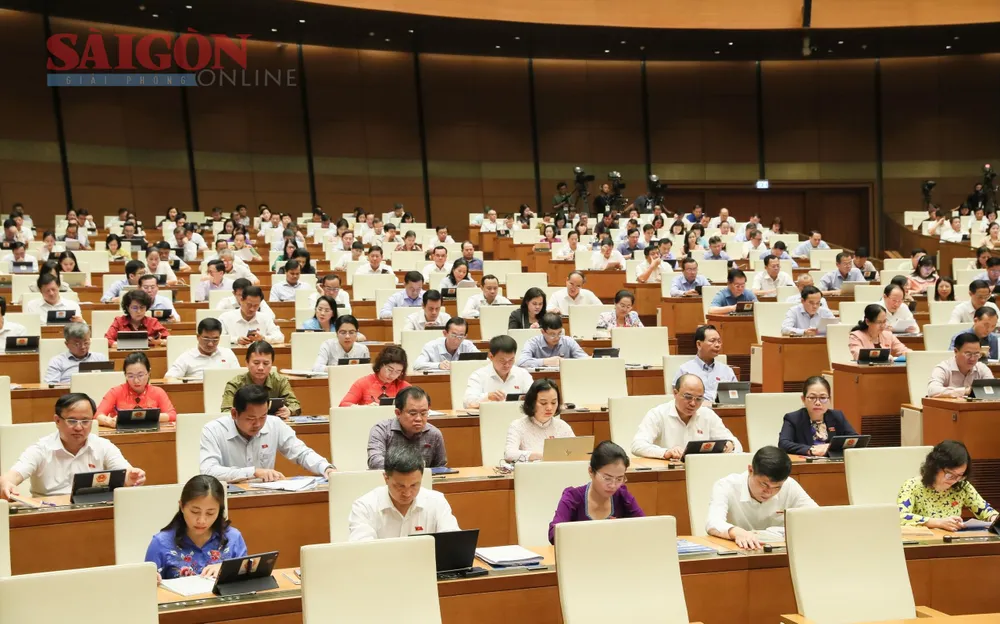 Đại biểu Quốc hội nghe Bộ trưởng Bộ Tài chính báo cáo. Ảnh: QUANG PHÚC