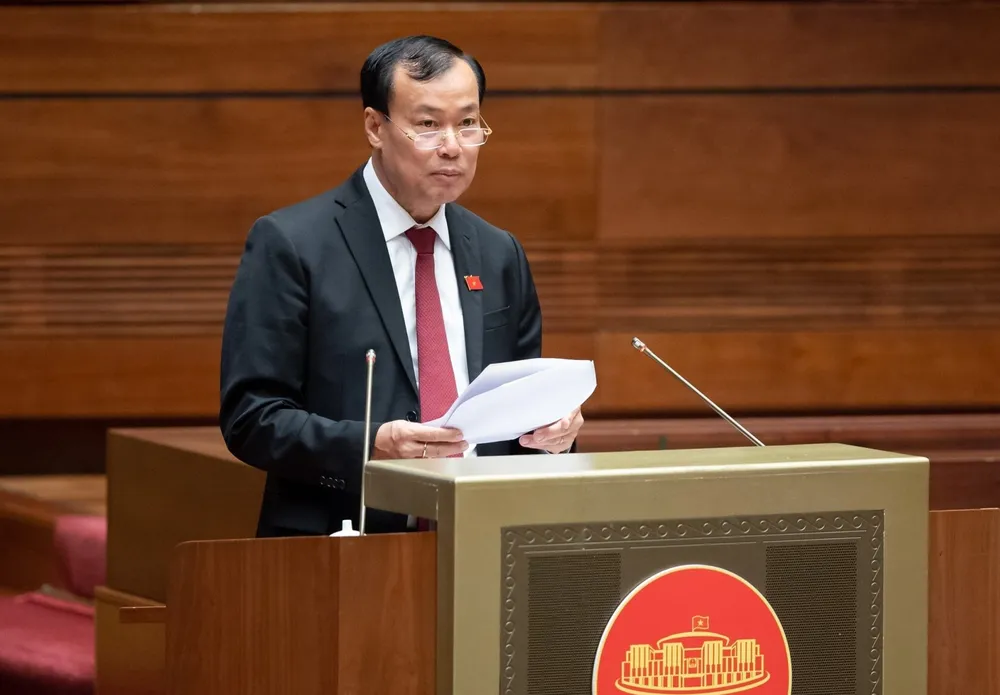 Trung tướng Lê Tấn Tới, Chủ nhiệm Ủy ban Quốc phòng và An Ninh trình bày thẩm tra dự án luật. Ảnh: QUANG PHÚC