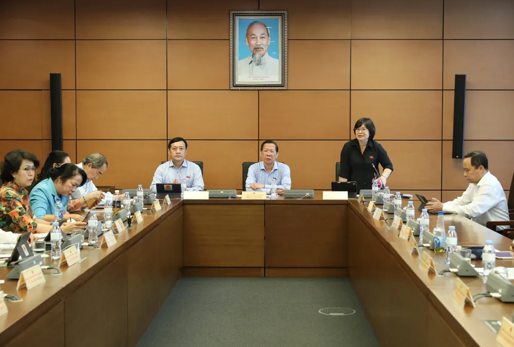 Các đại biểu Quốc hội TPHCM thảo luận tại tổ. Ảnh: QUANG PHÚC Các đại biểu Quốc hội TPHCM thảo luận tại tổ. Ảnh: QUANG PHÚC