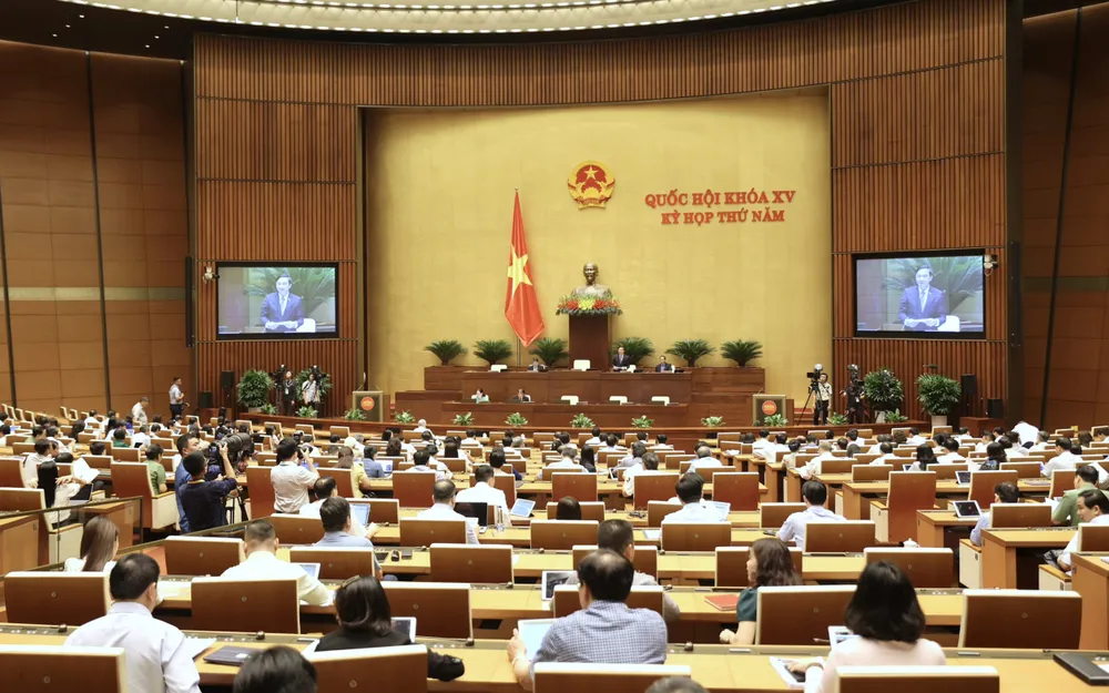 Sáng 2-6, đa số các đại biểu Quốc hội biểu quyết thông qua Nghị quyết về Chương trình xây dựng luật, pháp lệnh năm 2024, điều chỉnh Chương trình xây dựng luật, pháp lệnh năm 2023. Ảnh: QUANG PHÚC