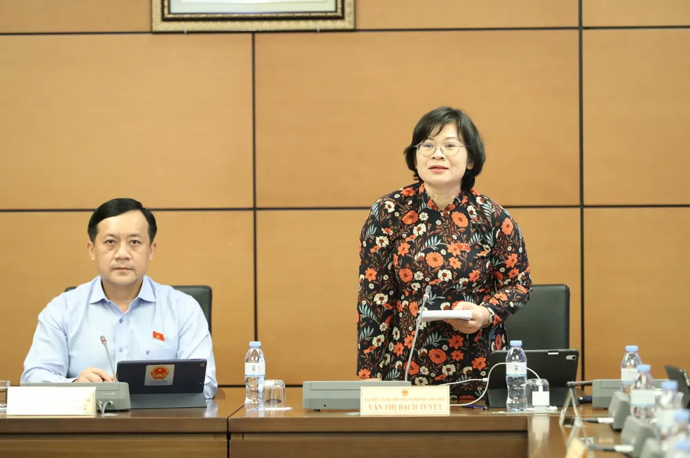 Tổ Đại biểu Quốc hội TPHCM thảo luận góp ý dự thảo Luật các Tổ chức tín dụng chiều 5-6. Ảnh: QUANG PHÚC