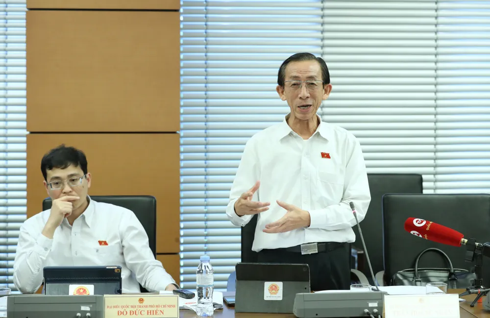 Đại biểu Trần Hoàng Ngân đề nghị trong việc mở tài khoản ngân hàng cần phải làm chặt chẽ hơn. Ảnh: QUANG PHÚC