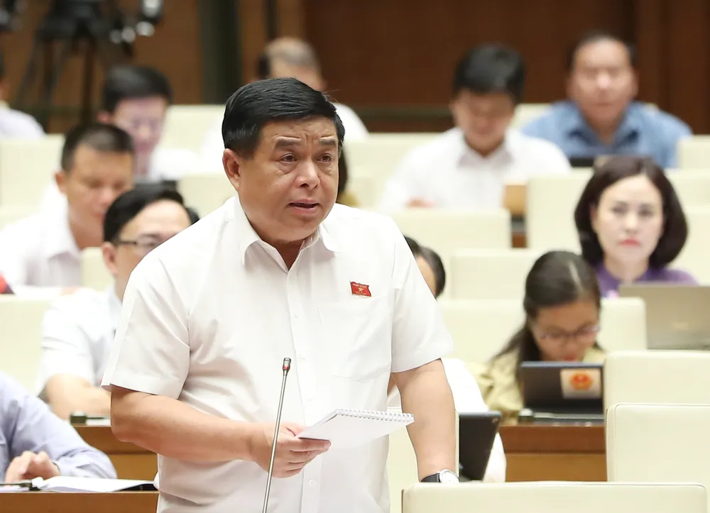 Bộ trưởng Bộ KH-ĐT Nguyễn Chí Dũng giải trình trước Quốc hội. Ảnh: QUANG PHÚC Bộ trưởng Bộ KH-ĐT Nguyễn Chí Dũng giải trình trước Quốc hội. Ảnh: QUANG PHÚC