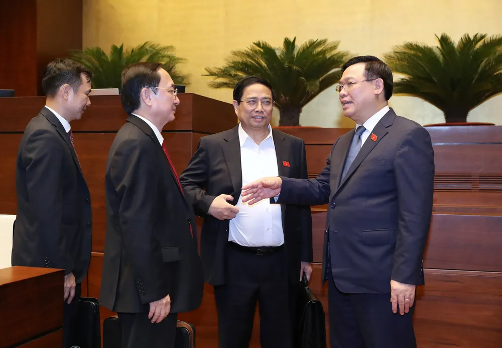 Thủ tướng Phạm Minh Chính và Chủ tịch Quốc hội Vương Đình Huệ trao đổi trước phiên làm việc chiều 7-6. Ảnh: QUANG PHÚC Thủ tướng Phạm Minh Chính và Chủ tịch Quốc hội Vương Đình Huệ trao đổi trước phiên làm việc chiều 7-6. Ảnh: QUANG PHÚC