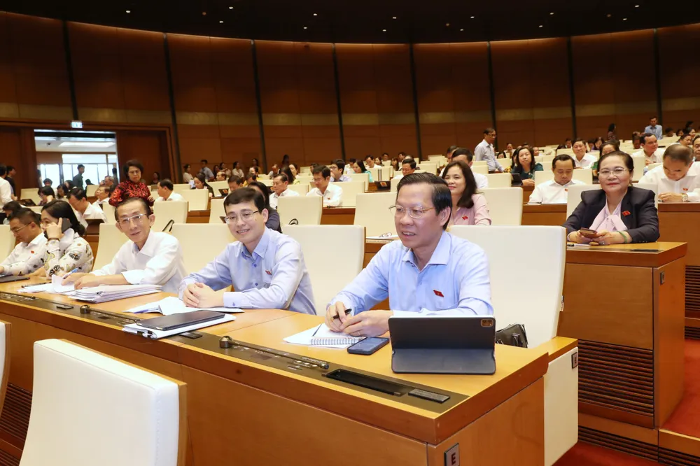 Chủ tịch UBND TPHCM Phan Văn Mãi dự phiên thảo luận chiều 8-6. Ảnh: QUANG PHÚC Chủ tịch UBND TPHCM Phan Văn Mãi dự phiên thảo luận chiều 8-6. Ảnh: QUANG PHÚC